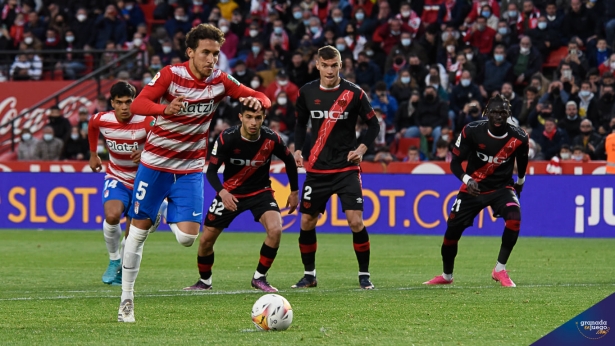 Luis Milla, en el momento de lanzar el penalti ante el Rayo (JOSÉ M. BALDOMERO) Luis Milla, en el momento de lanzar el penalti ante el Rayo (JOSÉ M. BALDOMERO)