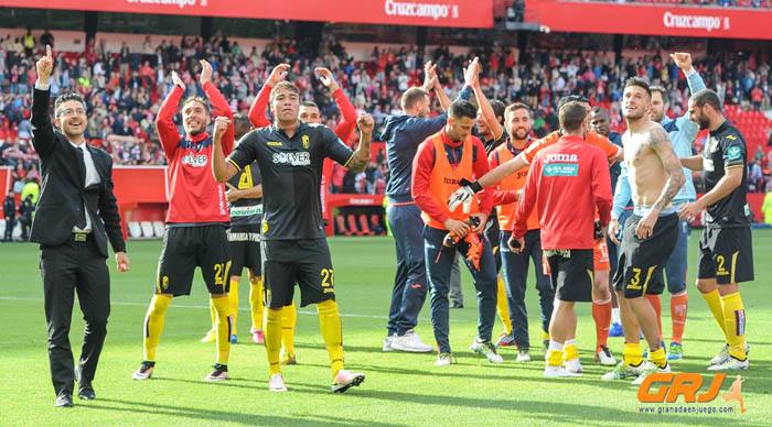 El Granada festeja la permanencia de 2016 en el Sánchez Pizjuán (GRJ)