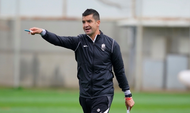 Torrecilla da instrucciones a los jugadores del Granada durante un entrenamiento de esta semana (PEPE VILLOSLADA / GCF)