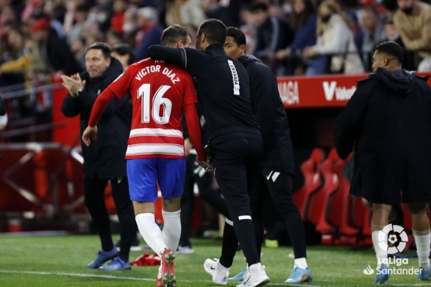 Víctor Díaz y Torrecilla se abrazan en la celebración del gol del capitán (LALIGA)
