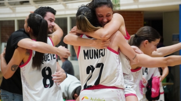 Las jugadoras nazaríes celebran el triunfo (RACA) 