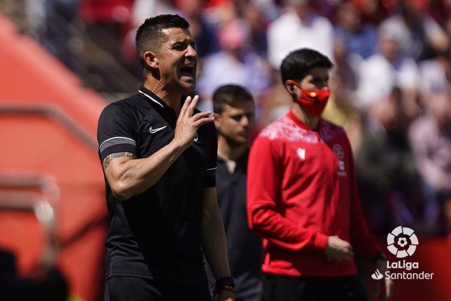 Torrecilla da instrucciones a los suyos durante el partido contra el Levante (LALIGA)
