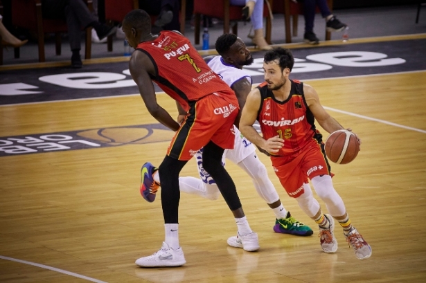 Lluis Costa pasa el bloqueo de Petit Niang (FERMÍN RODRÍGUEZ / FUNDACION-CBG) Lluis Costa pasa el bloqueo de Petit Niang (FERMÍN RODRÍGUEZ / FUNDACION-CBG)