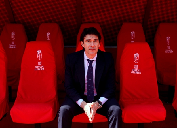 Karanka posa en el banquillo del `Nuevo Los Cármenes` (PEPE VILLOSLADA / GCF) Karanka posa en el banquillo del `Nuevo Los Cármenes` (PEPE VILLOSLADA / GCF)