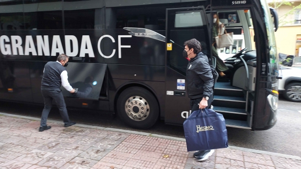 Karanka, a la llegada del Granada a su hotel de concentración en Madrid (FRAN CALVO) Karanka, a la llegada del Granada a su hotel de concentración en Madrid (FRAN CALVO)