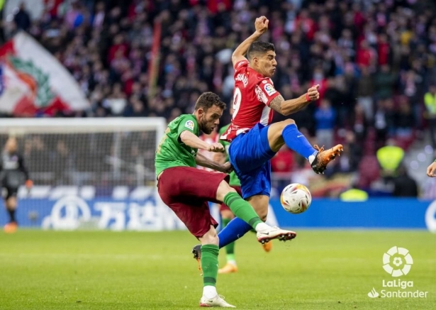 Quini, en una disputa con Luis Suárez durante el partido del Wanda (LALIGA) Quini, en una disputa con Luis Suárez durante el partido del Wanda (LALIGA)