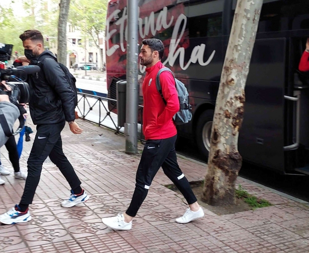 Jorge Molina, a su llegada a Madrid junto al resto de la expedición del Granada (FRAN CALVO) Jorge Molina, a su llegada a Madrid junto al resto de la expedición del Granada (FRAN CALVO)