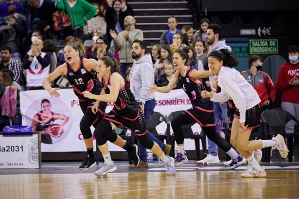 Las nazaríes celebran su victoria (RACA) 