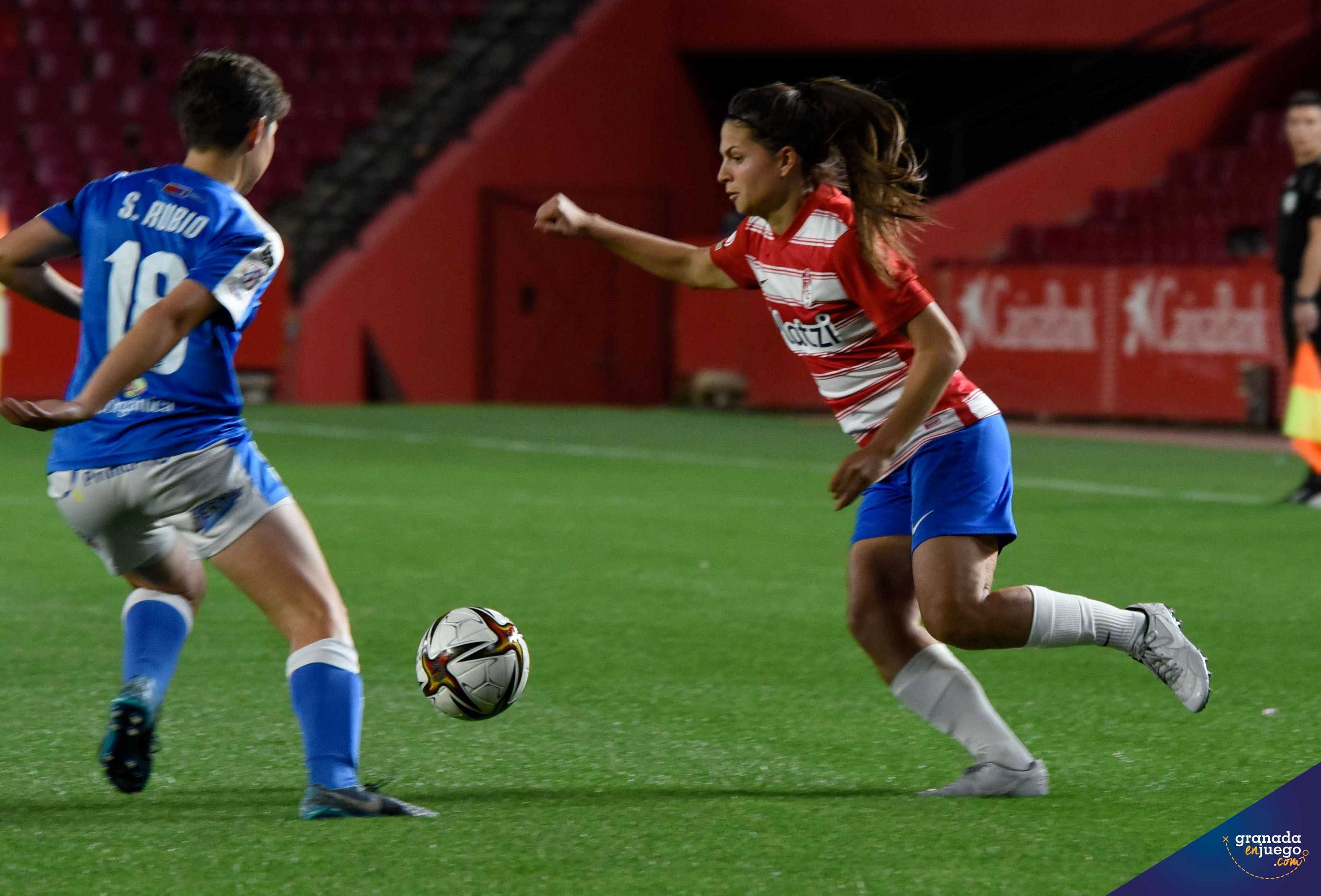 Laura Pérez, en el partido ante el Alhama en `Los Cármenes` (JOSÉ M. BALDOMERO)