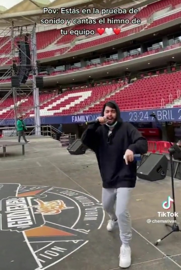 Chema Rivas, en una imagen cantando el himno del Granada en el Wanda Metropolitano (CAPTURA) Chema Rivas, en una imagen cantando el himno del Granada en el Wanda Metropolitano (CAPTURA)