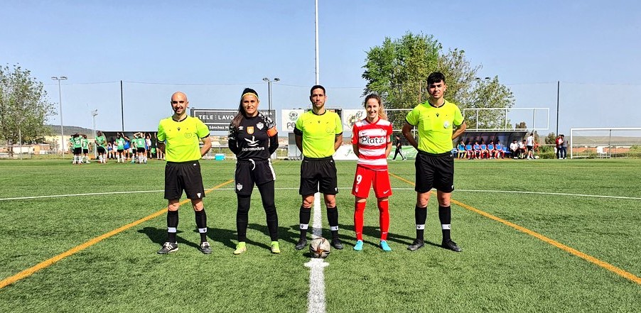Foto de las capitanas con el equipo arbitral en Cáceres (CP CACEREÑO FEMENINO)