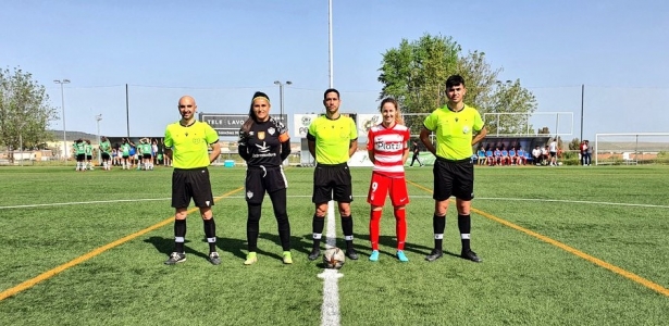 Foto de las capitanas con el equipo arbitral en Cáceres (CP CACEREÑO FEMENINO)