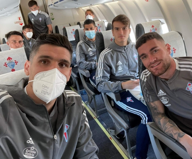 Miembros de la expedición del Celta, en el avión rumbo a Granada (RC CELTA) Miembros de la expedición del Celta, en el avión rumbo a Granada (RC CELTA)