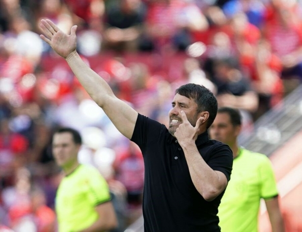 Eduardo Coudet da a los suyos indicaciones durante el partido en `Los Cármenes` (LALIGA) Eduardo Coudet da a los suyos indicaciones durante el partido en `Los Cármenes` (LALIGA)