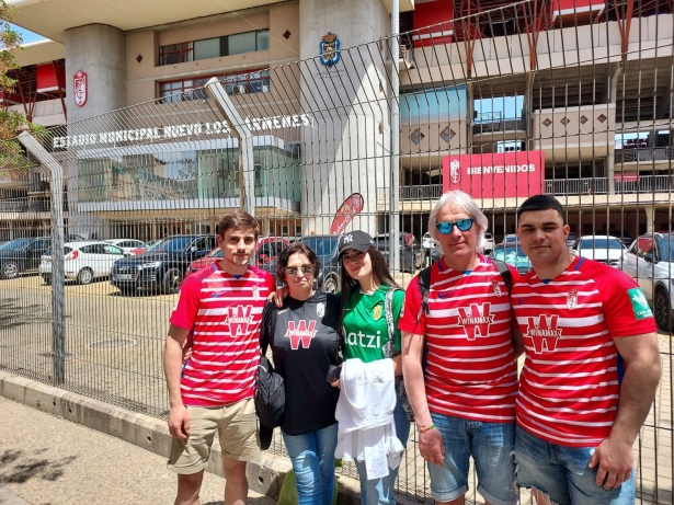 La familia de Sergio Barcia, en los aledaños de `Los Cármenes` antes del partido (GRJ) La familia de Sergio Barcia, en los aledaños de `Los Cármenes` antes del partido (GRJ)