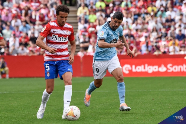 Luis Milla, en un lance ante el Celta, es uno de los que afrontarán el duelo ante el Mallorca apercibido de sanción (JOSÉ M. BALDOMERO) Luis Milla, en un lance ante el Celta, es uno de los que afrontarán el duelo ante el Mallorca apercibido de sanción (JOSÉ M. BALDOMERO)