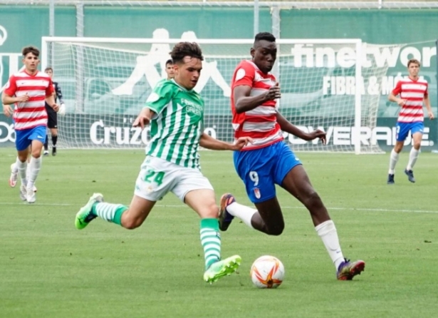 Samu pelea el balón a un jugador del Real Betis (CANTERA NAZARÍ) Samu pelea el balón a un jugador del Real Betis (CANTERA NAZARÍ)