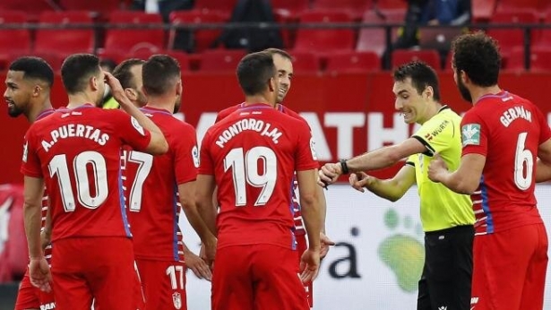 De Burgos Bengoetxea, en el Sevilla - Granada de la pasada temporada (EFE) De Burgos Bengoetxea, en el Sevilla - Granada de la pasada temporada (EFE)