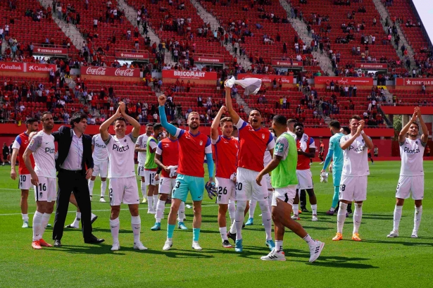 Los jugadores del Granada festejaron a lo grande el triunfo en Mallorca (PEPE VILLOSLADA / GCF)