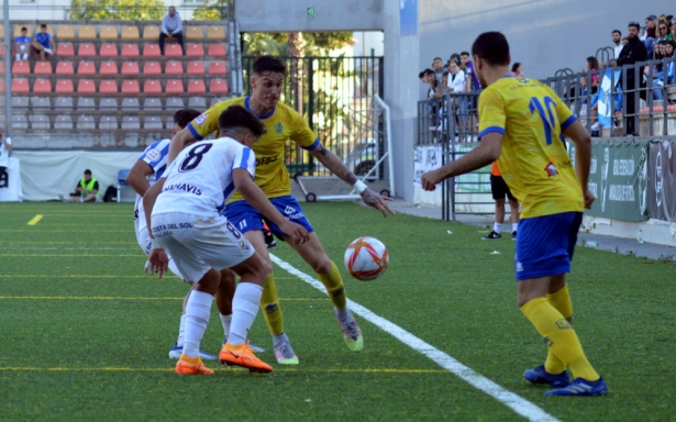 Lance del partido entre el Huétor Tájar y el Atlético Malagueño (DAVID CONTRERAS)