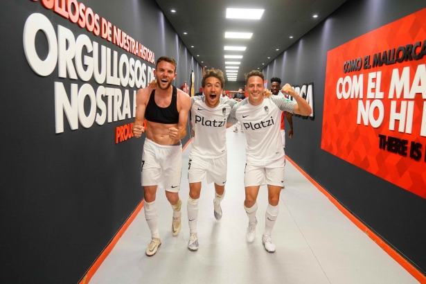 Quini, Milla y Arias celebran la victoria en Mallorca el pasado sábado al término del partido (PEPE VILLOSLADA / GCF) Quini, Milla y Arias celebran la victoria en Mallorca el pasado sábado al término del partido (PEPE VILLOSLADA / GCF)