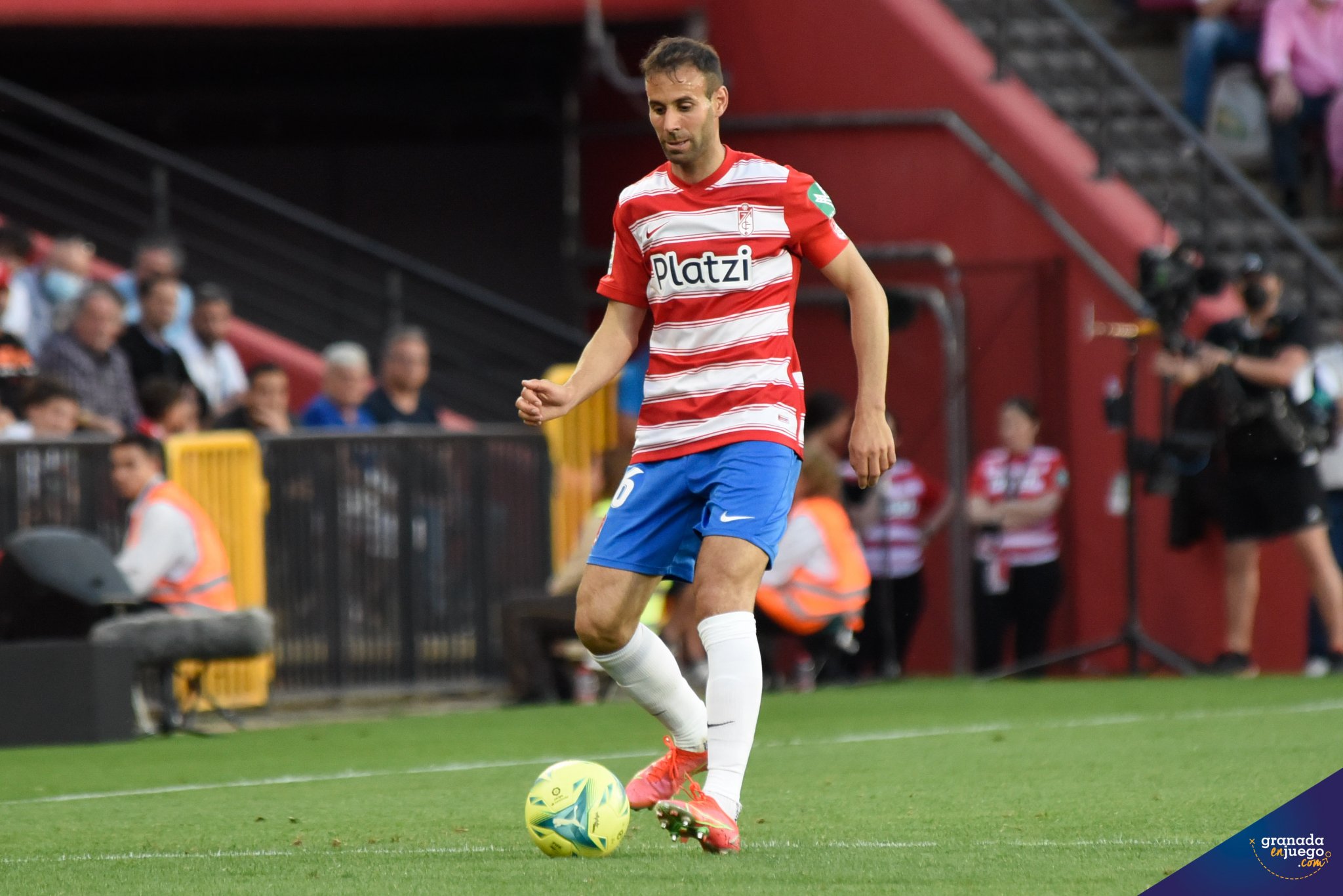 Víctor Díaz, durante el encuentro ante el Athletic (JOSÉ M. BALDOMERO)