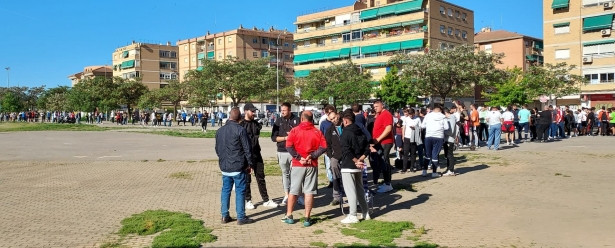 Aspecto que presentaban las colas en `Los Cármenes` a falta de media hora para la apertura de taquillas (FRAN CALVO) Aspecto que presentaban las colas en `Los Cármenes` a falta de media hora para la apertura de taquillas (FRAN CALVO)