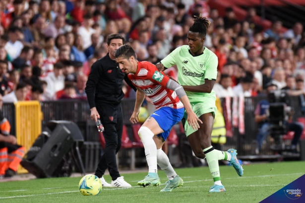 Escudero protege el esférico ante Nico Williams durante el partido contra el Athletic (JOSÉ M. BALDOMERO) Escudero protege el esférico ante Nico Williams durante el partido contra el Athletic (JOSÉ M. BALDOMERO)