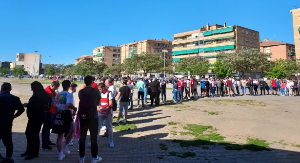 Colas en las taquillas de `Los Cármenes` para conseguir una entrada del Betis - Granada (FRAN CALVO)