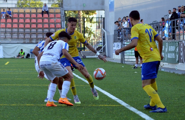 El Huétor Tájar juega en Estepona ante el filial de la UD Almería (DAVID CONTRERAS) El Huétor Tájar juega en Estepona ante el filial de la UD Almería (DAVID CONTRERAS)