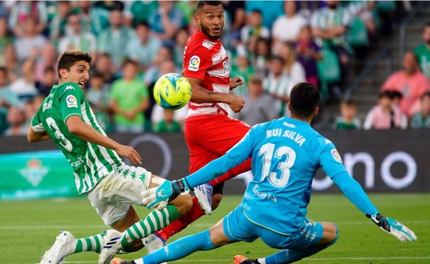 Luis Suárez tuvo un mano a mano ante Rui Silva en la segunda mitad (GCF)