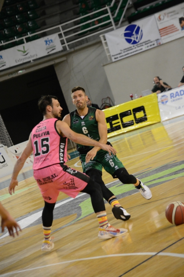 Lluis Costa defiende a un jugador del conjunto extremeña (FELIPE GT) Lluis Costa defiende a un jugador del conjunto extremeña (FELIPE GT)