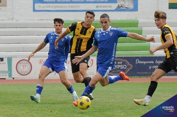 Lance del partido entre el Maracena y el Berja en la Ciudad Deportiva metropolitana (JOSÉ M. BALDOMERO) Lance del partido entre el Maracena y el Berja en la Ciudad Deportiva metropolitana (JOSÉ M. BALDOMERO)