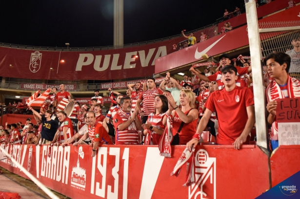 La afición rojiblanca, desconsolada al término del partido (JOSÉ M. BALDOMERO) La afición rojiblanca, desconsolada al término del partido (JOSÉ M. BALDOMERO)