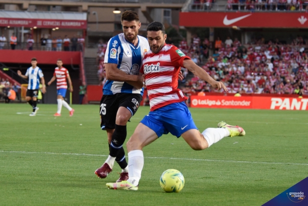 Jorge Molina, en una acción del duelo frente al Espanyol (JOSÉ M. BALDOMERO) Jorge Molina, en una acción del duelo frente al Espanyol (JOSÉ M. BALDOMERO)