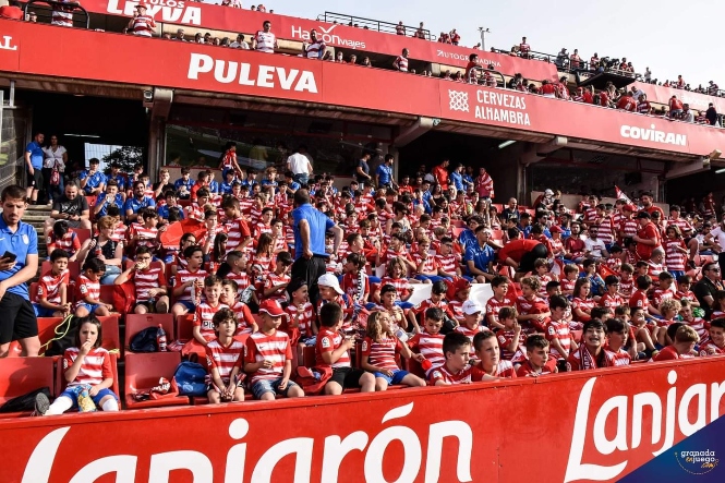 Afición del Granada CF en el Nuevo Las Cármenes (JOSÉ M. BALDOMERO) 