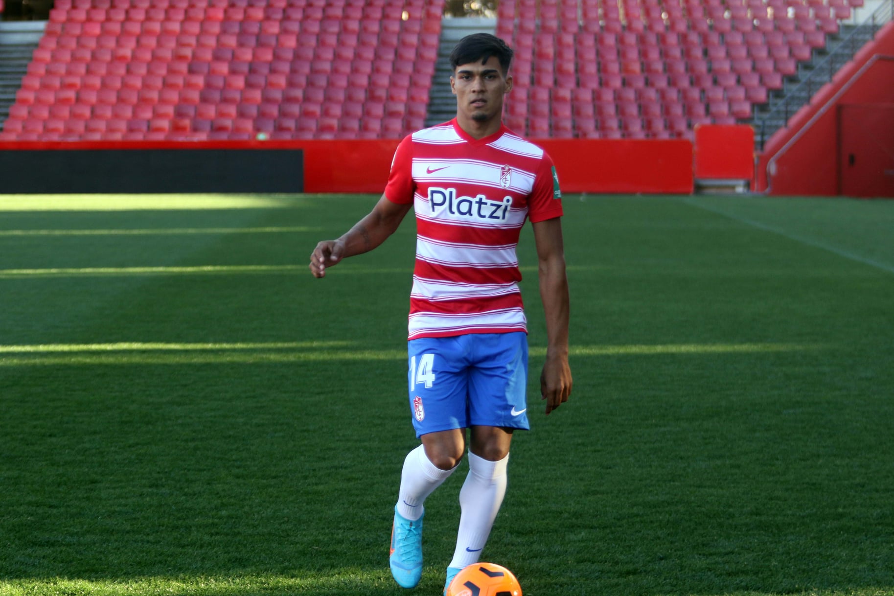 Matías Arezo, en su presentación como jugador del Granada (JOSÉ VELASCO / GRJ)