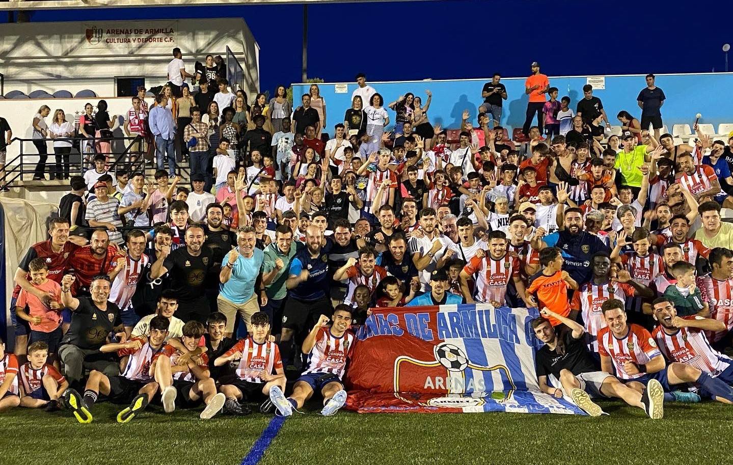 Imagen del Arenas de Armilla junto a su afición en la última victoria contra el Málaga City (ARENAS DE ARMILLA)