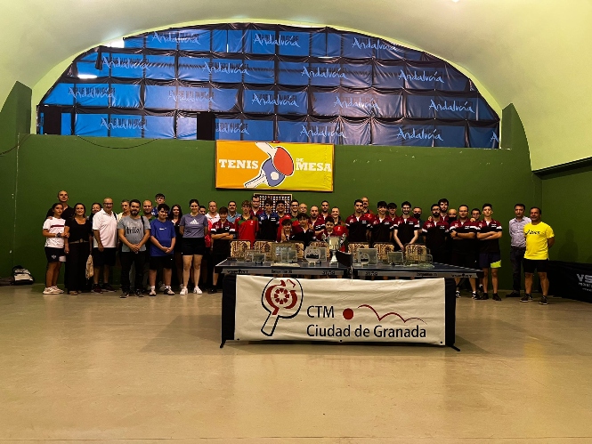 algunos de los integrantes del CTM Ciudad de Granada en las instalaciones del estadio de la juventud (CTM CIUDAD DE GRANADA) 