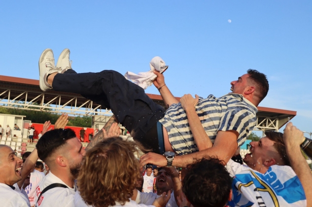 Fermín Criado, manteado por los jugadores del Arenas tras certificar el ascenso (JOSÉ ANDRÉS FERNÁNDEZ) Fermín Criado, manteado por los jugadores del Arenas tras certificar el ascenso (JOSÉ ANDRÉS FERNÁNDEZ)