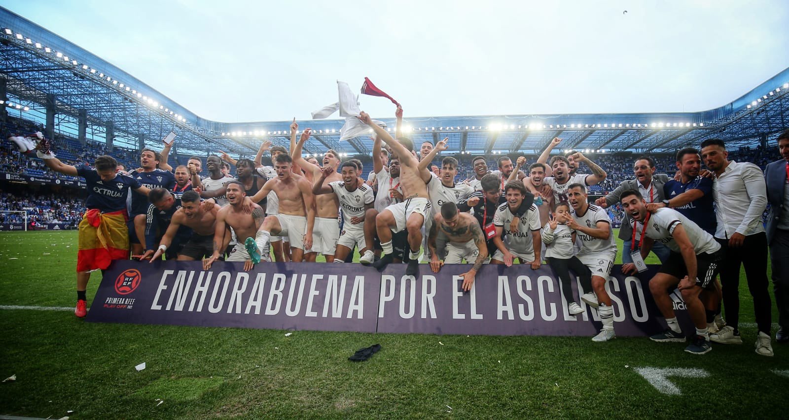 Imagen de la celebración por el ascenso del Albacete en Riazor (ALBACETE BALOMPIÉ)