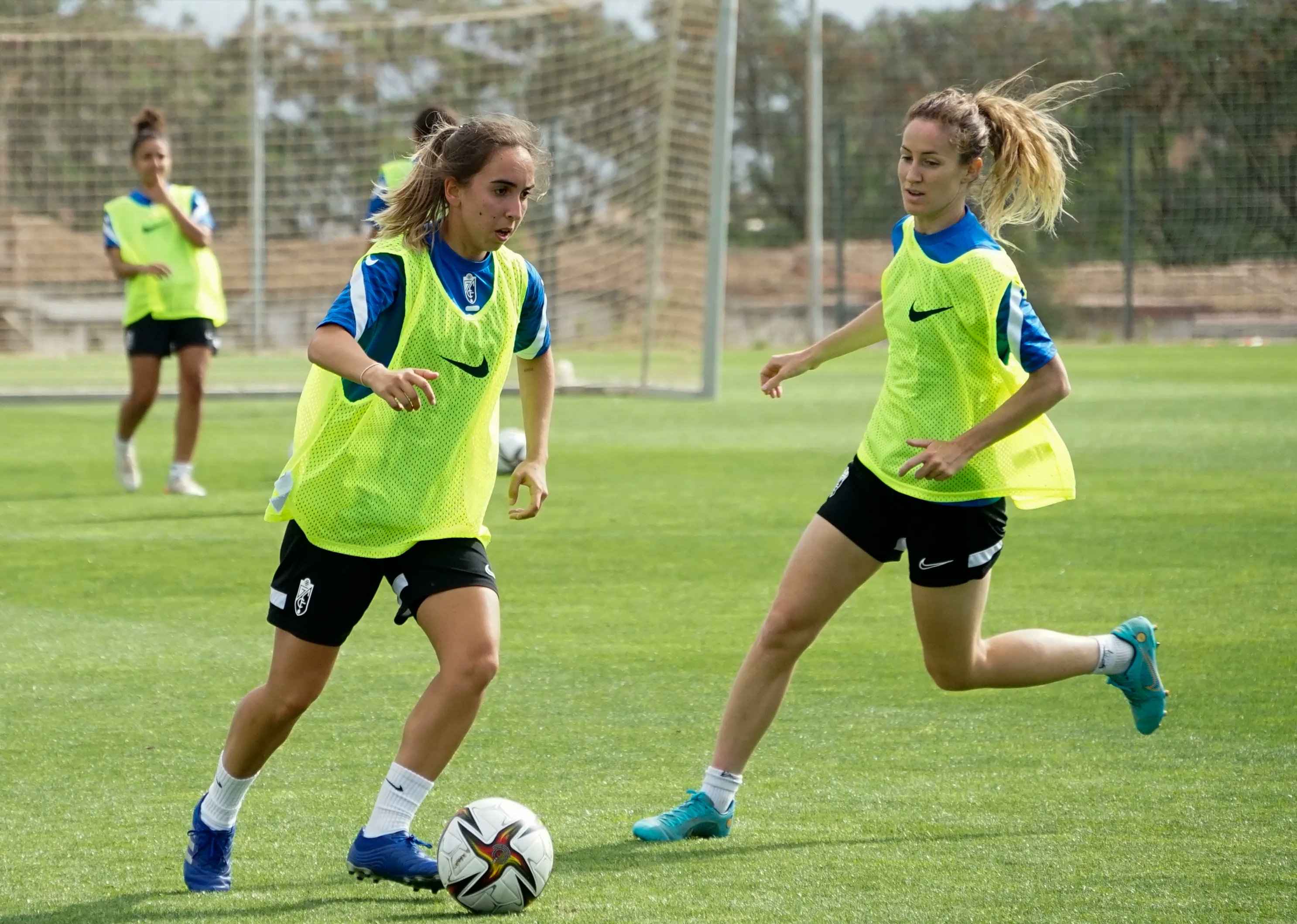 Adriana Cuadros, durante un entrenamiento esta temporada con el Granada (GCF)