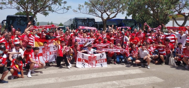 Aficionados del Granada, durante el último desplazamiento de la temporada pasada a Sevilla (FRAN CALVO) Aficionados del Granada, durante el último desplazamiento de la temporada pasada a Sevilla (FRAN CALVO)