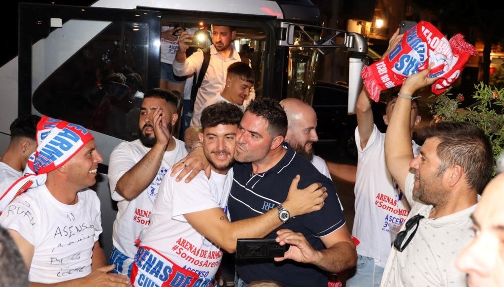 Julio Catalá y Fermín Criado, eufóricos en la celebración del Arenas por el ascenso (JOSÉ ANDRÉS FERNÁNDEZ)