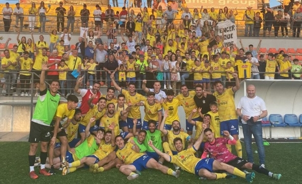 El Huétor Tájar celebra en Estepona junto a su afición el pase a la segunda eliminatoria del último Play Off de ascenso a Segunda RFEF (CD HUÉTOR TÁJAR) El Huétor Tájar celebra en Estepona junto a su afición el pase a la segunda eliminatoria del último Play Off de ascenso a Segunda RFEF (CD HUÉTOR TÁJAR)