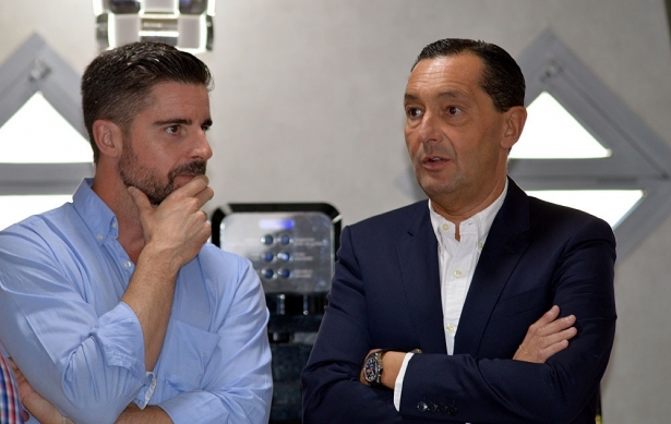 García Amado conversa con un periodista de los presentes en la reunión informativa (JAVIER PALMA) García Amado conversa con un periodista de los presentes en la reunión informativa (JAVIER PALMA)