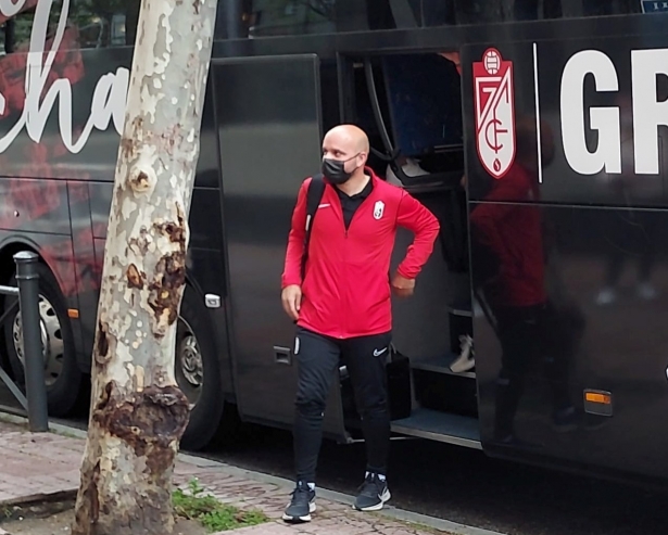 Paco Ceballos baja del autobús a la llegada al hotel de concentración del Granada en su última visita al Atlético de Madrid (FRAN CALVO) Paco Ceballos baja del autobús a la llegada al hotel de concentración del Granada en su última visita al Atlético de Madrid (FRAN CALVO)