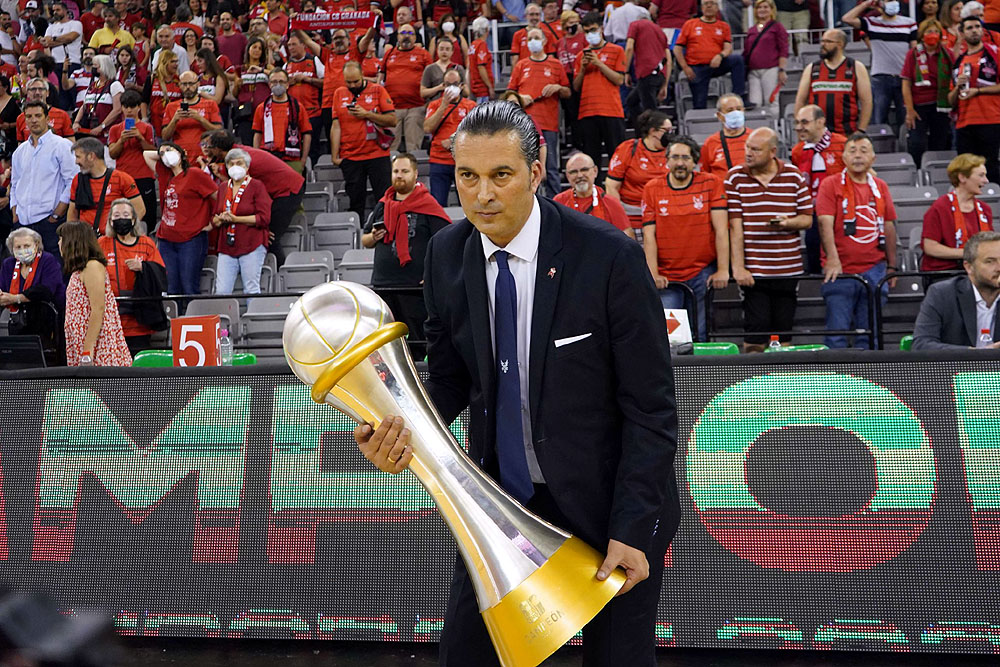 Óscar Fernández-Arenas con la Copa de campeón de la LEB Oro (JOSÉ VELASCO)