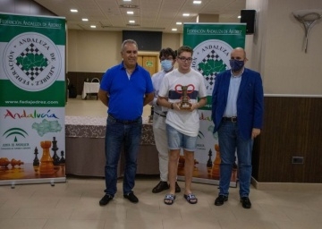 Alejandro Serrano con su trofeo (FEDERACIÓN ANDALUZA DE AJEDREZ) 