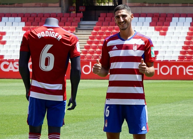Yann Bodiger en su presentación como jugador del Granada CF (JOSÉ VELASCO) Yann Bodiger en su presentación como jugador del Granada CF (JOSÉ VELASCO)